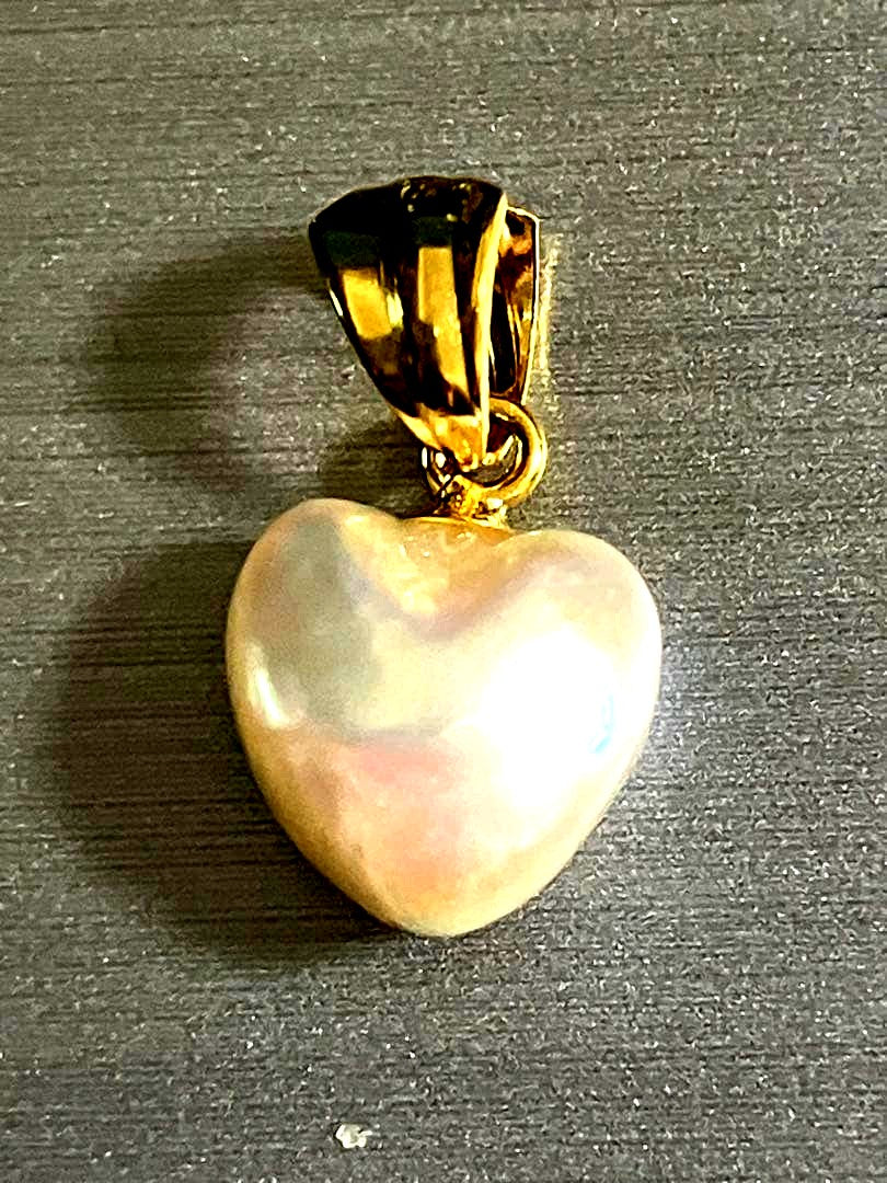 Akoya heart-shaped pendant top with 8.5mm very light pink pearl set in silver