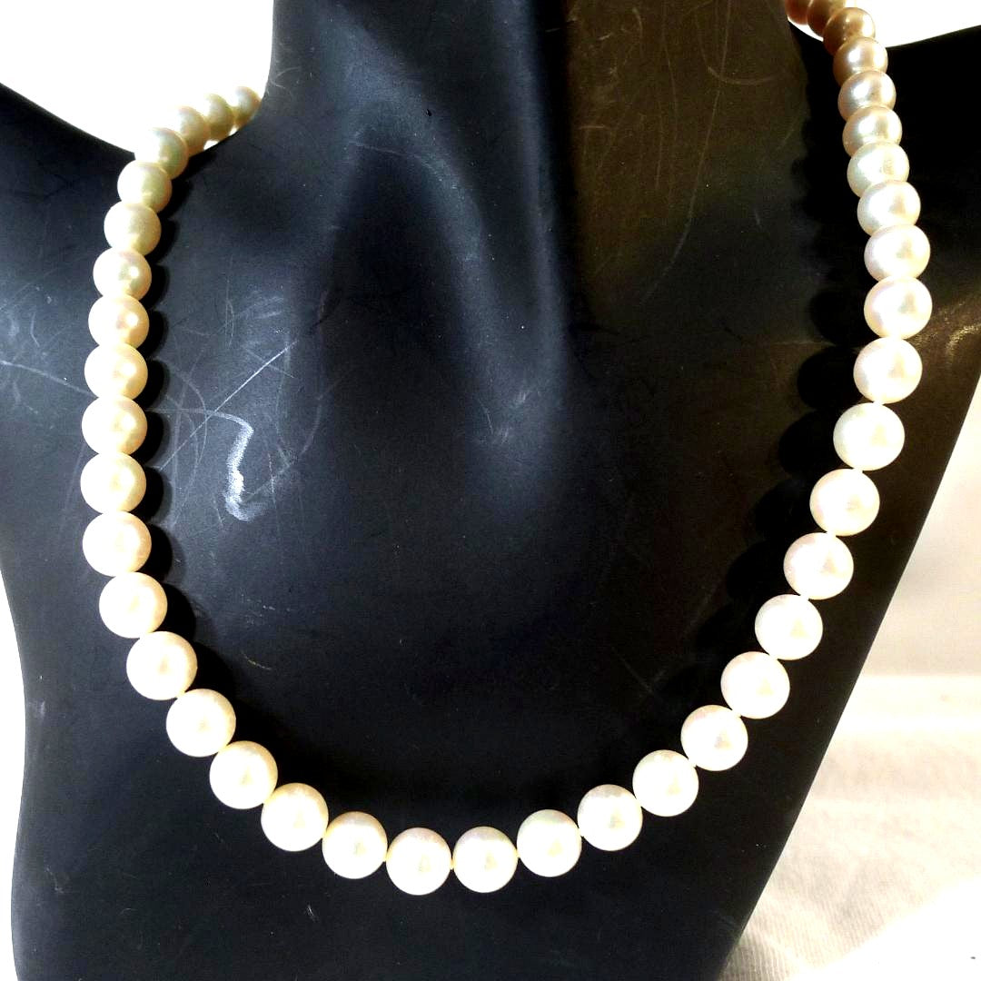 Honpuchar white 8mm bead necklace 44cm with WG14K clasp and diamond close-up