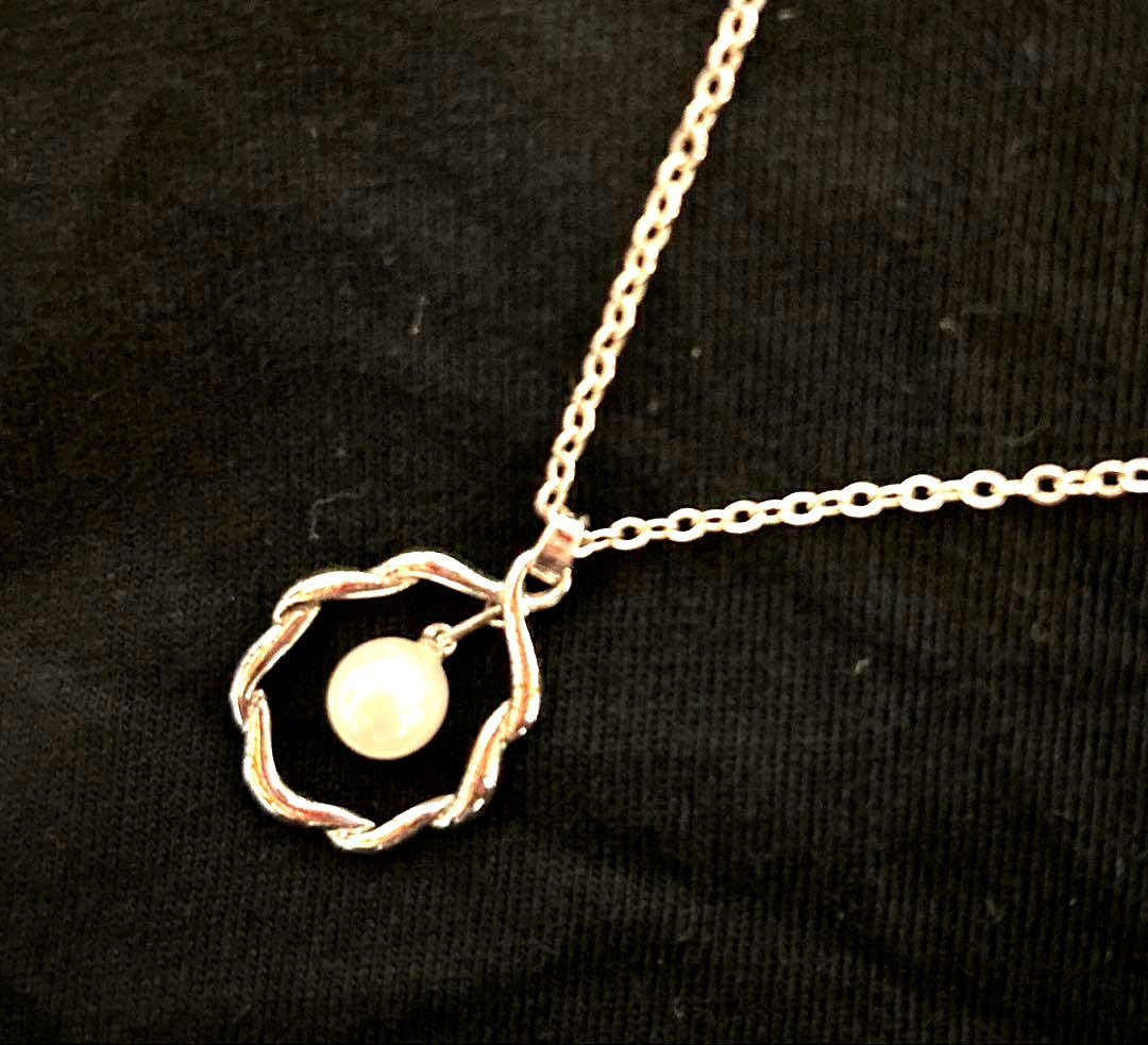 Mikimoto Akoya pearl pendant necklace with 7mm pearl on a silver chain 45cm long