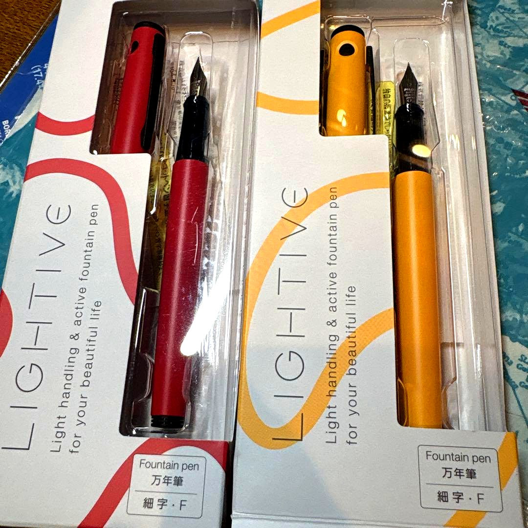 PILOT LIGHTIVE Limited Edition fountain pen set with fine tip F in red and mustard colors with cartridge ink