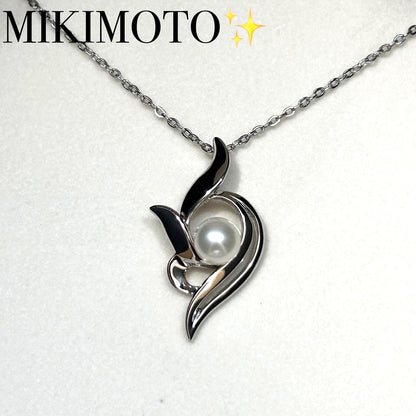 Mikimoto Akoya pearl necklace with 6.5 mm pearls on a 40 cm silver chain weighing 3 grams