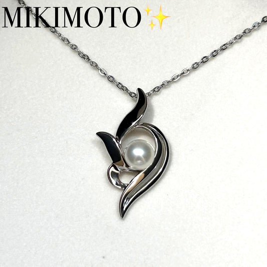 Mikimoto Akoya pearl necklace with 6.5 mm pearls on a 40 cm silver chain weighing 3 grams