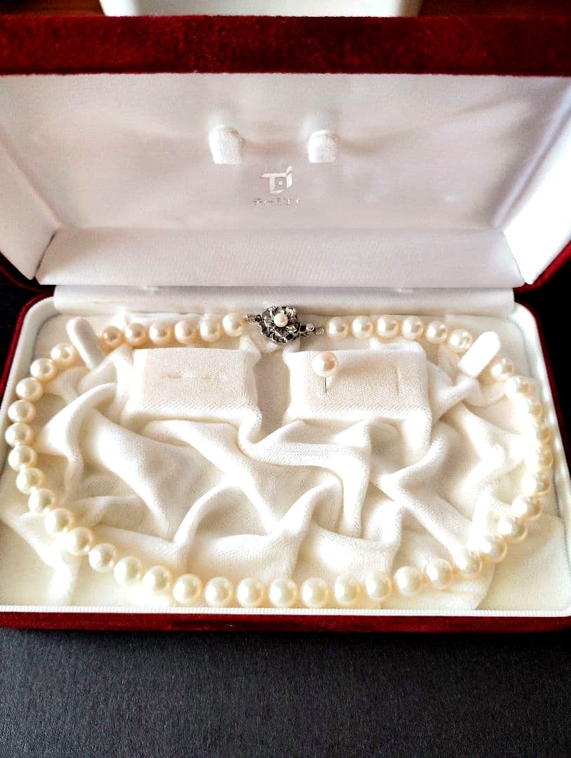 Akoya pearl necklace and single earring set with 8 to 8.5 mm pearls, displayed with case and guarantee certificate