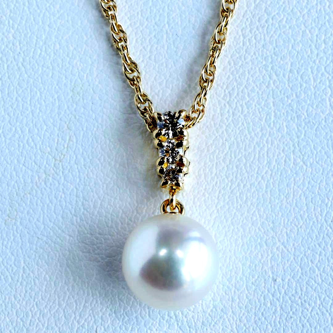 K18 yellow gold Mikimoto necklace featuring 8 mm Akoya pearl and diamond pendant measuring 1.7 cm by 0.84 cm