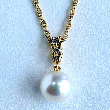 K18 yellow gold Mikimoto necklace featuring 8 mm Akoya pearl and diamond pendant measuring 1.7 cm by 0.84 cm