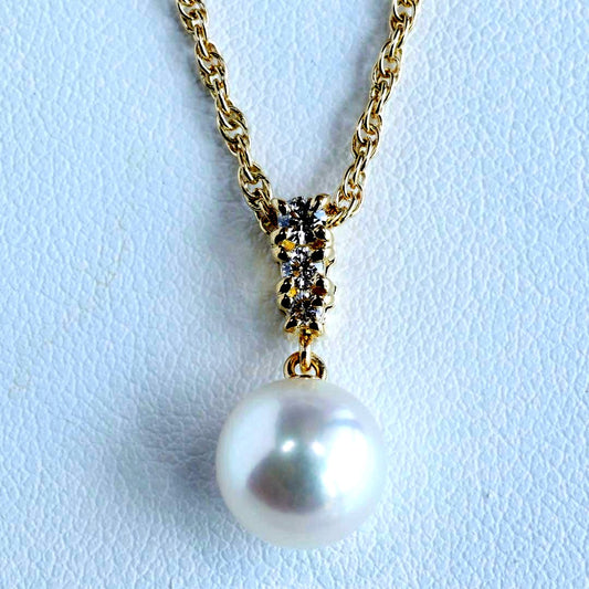 K18 yellow gold Mikimoto necklace featuring 8 mm Akoya pearl and diamond pendant measuring 1.7 cm by 0.84 cm