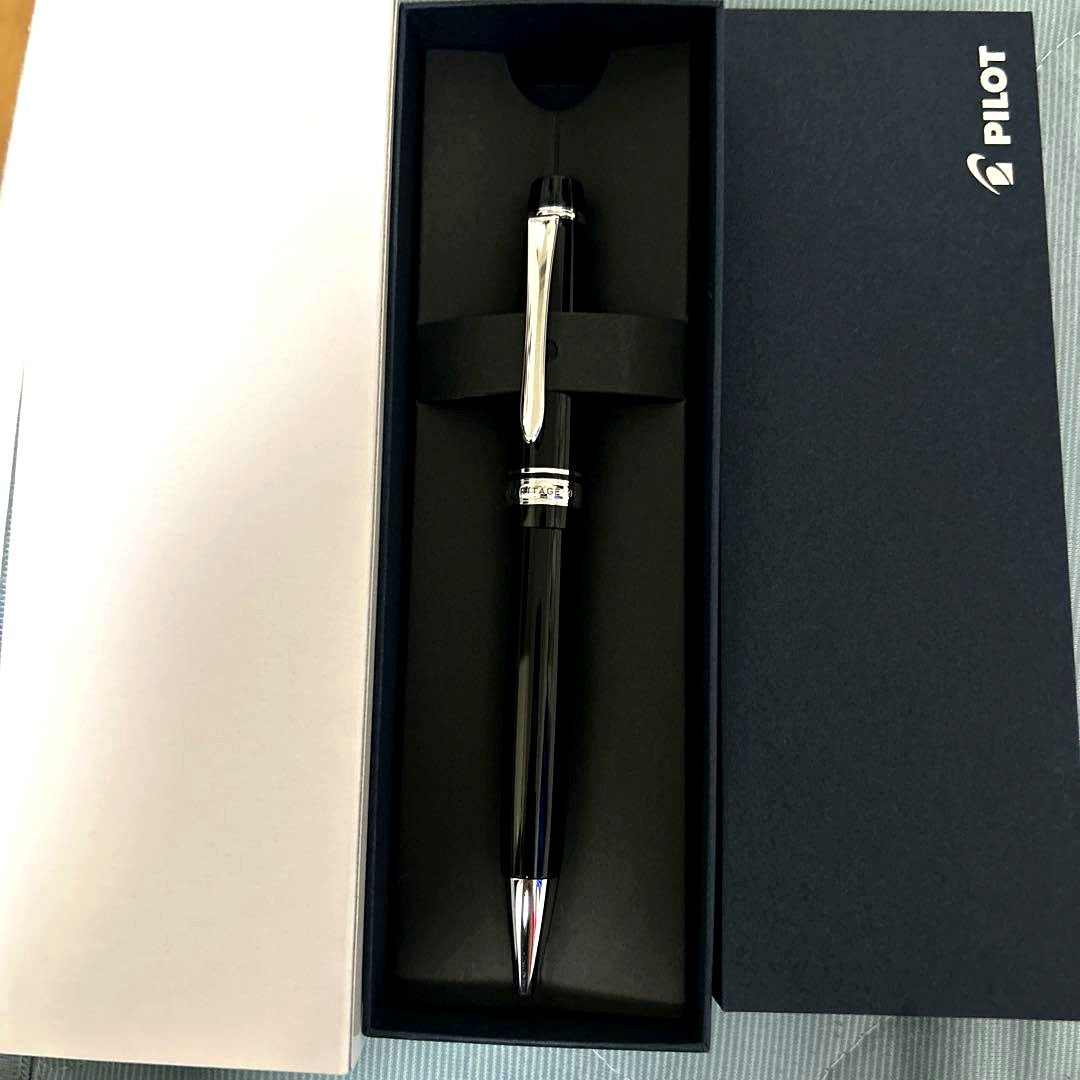 PILOT CUSTOM HERITAGE91 black ballpoint pen with its dedicated case on a white background