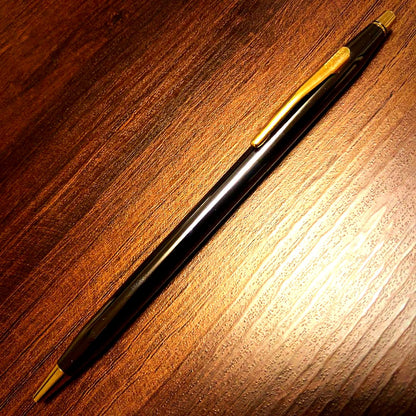 新品 Fountain Pen in gunmetal color with gold-plated body shown from side angle