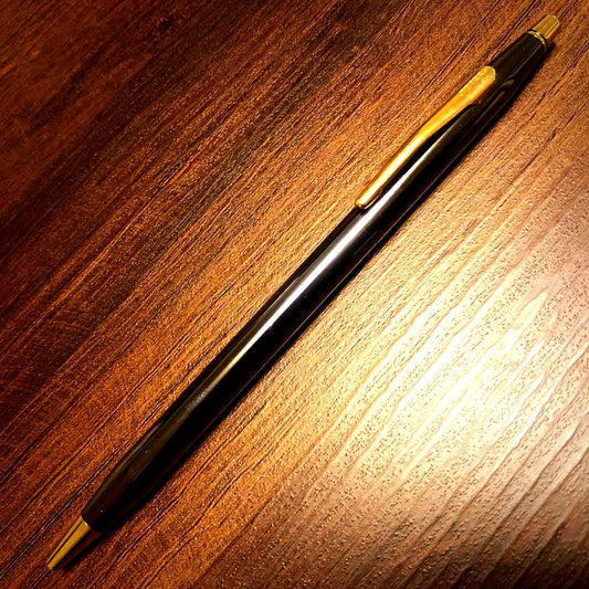 新品 Fountain Pen in gunmetal color with gold-plated body shown from side angle