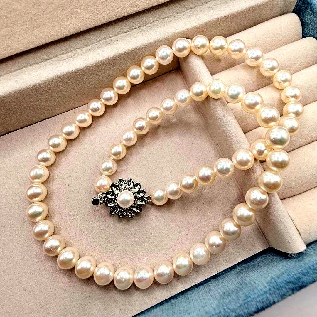 Akoya pearl necklace with 7mm pearls on a 42cm chain, styled for entrance ceremony and graduation events