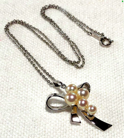 Mikimoto Pearl Pendant Necklace with silver ribbon and five baby pearls on 40.5 cm chain