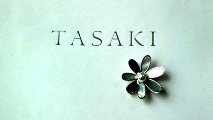 Tasaki silver brooch with a 5mm pearl decoration, measuring approximately 2.5 cm in diameter
