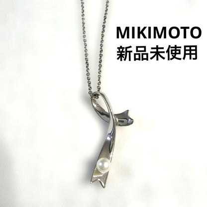 Mikimoto pearl necklace with a 44.6cm silver chain displayed on a white background