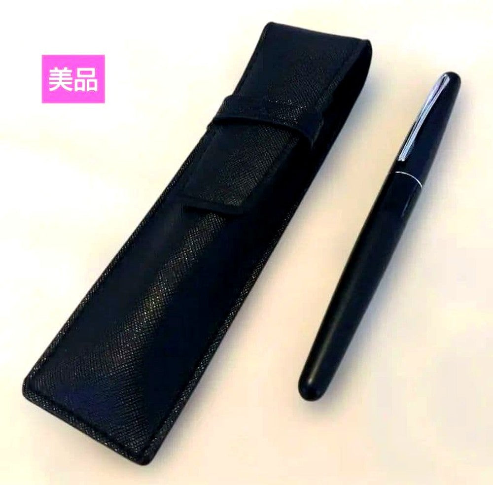 Pilot Kakuna fountain pen with medium tip and black storage case displayed on white background