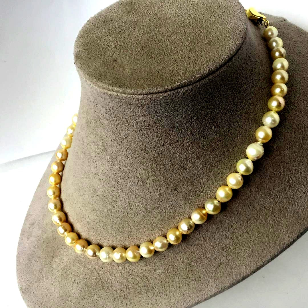 Yellow Akoya pearl necklace with 8mm pearls and silver beads, total length 43 cm