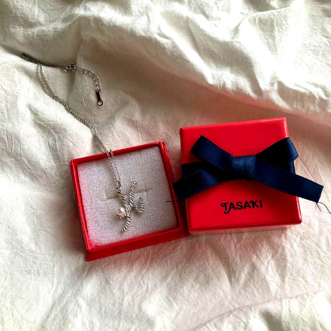 Tasaki silver pearl necklace with lustrous pearls and silver chain in excellent condition