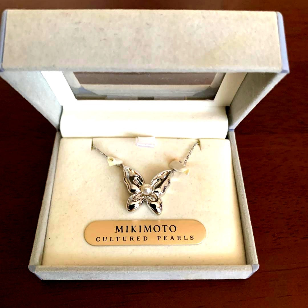 Pearl and silver butterfly-shaped necklace with adjustable 290mm chain, JAL collaboration design