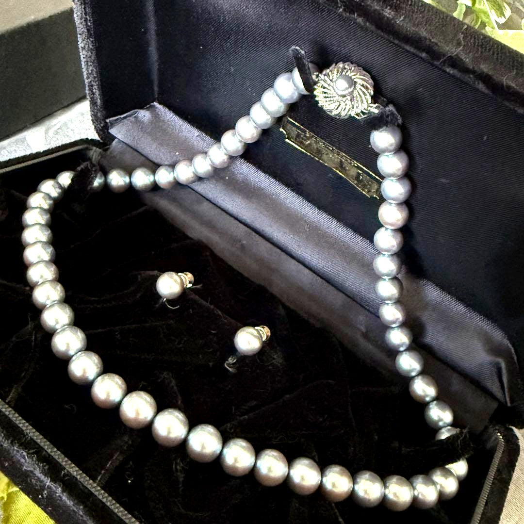 Akoya pearl necklace and matching earrings set with 8mm pearls on 43 cm necklace