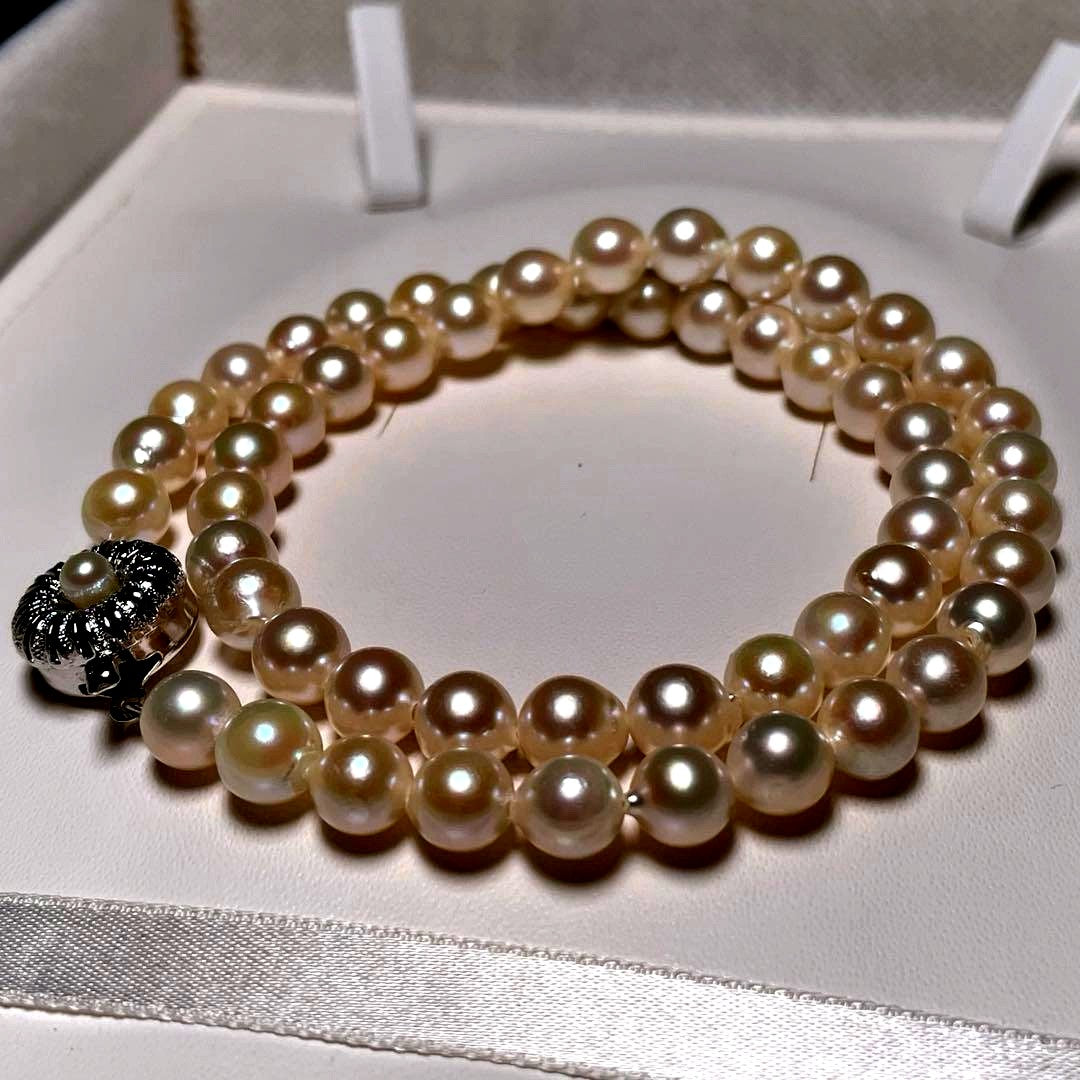 Oyster Akoya pearl necklace with 7.0-7.4mm white round pearls on 42.6cm silver chain marked SILVER