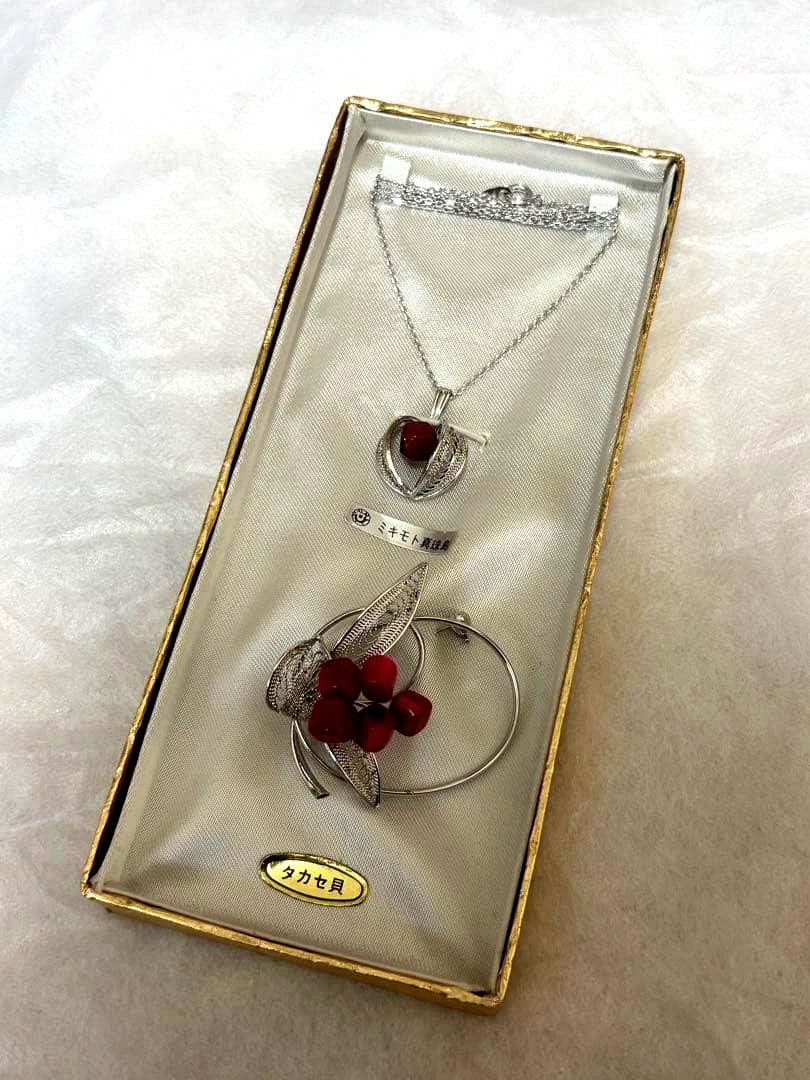 Mikimoto Takase shell necklace and brooch set in new and unopened condition