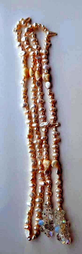 Agatte pearl and beads necklace about 148 cm long, displayed on a white background