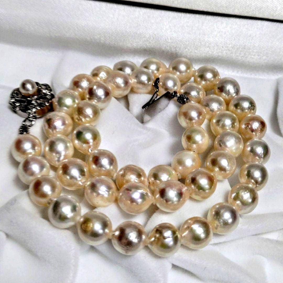 Abyssal Akoya Pearl Necklace in silver with 8.4 mm pearls on a white background