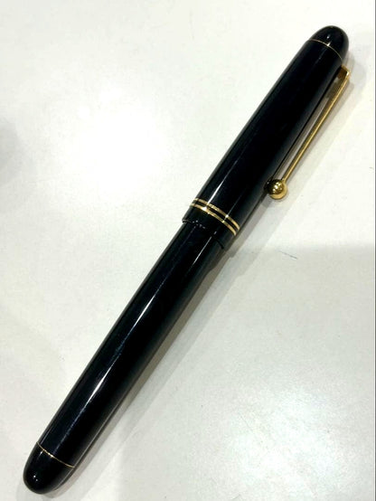 PILOT Fountain Pen with 14K fine nib in black and gold finish