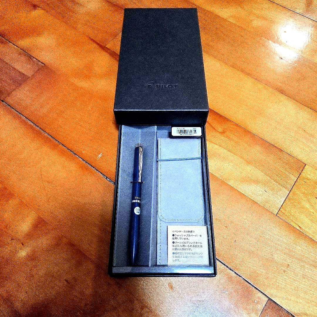 PILOT Acro DRIVE 0.5 ballpoint pen in navy color with included carrying case