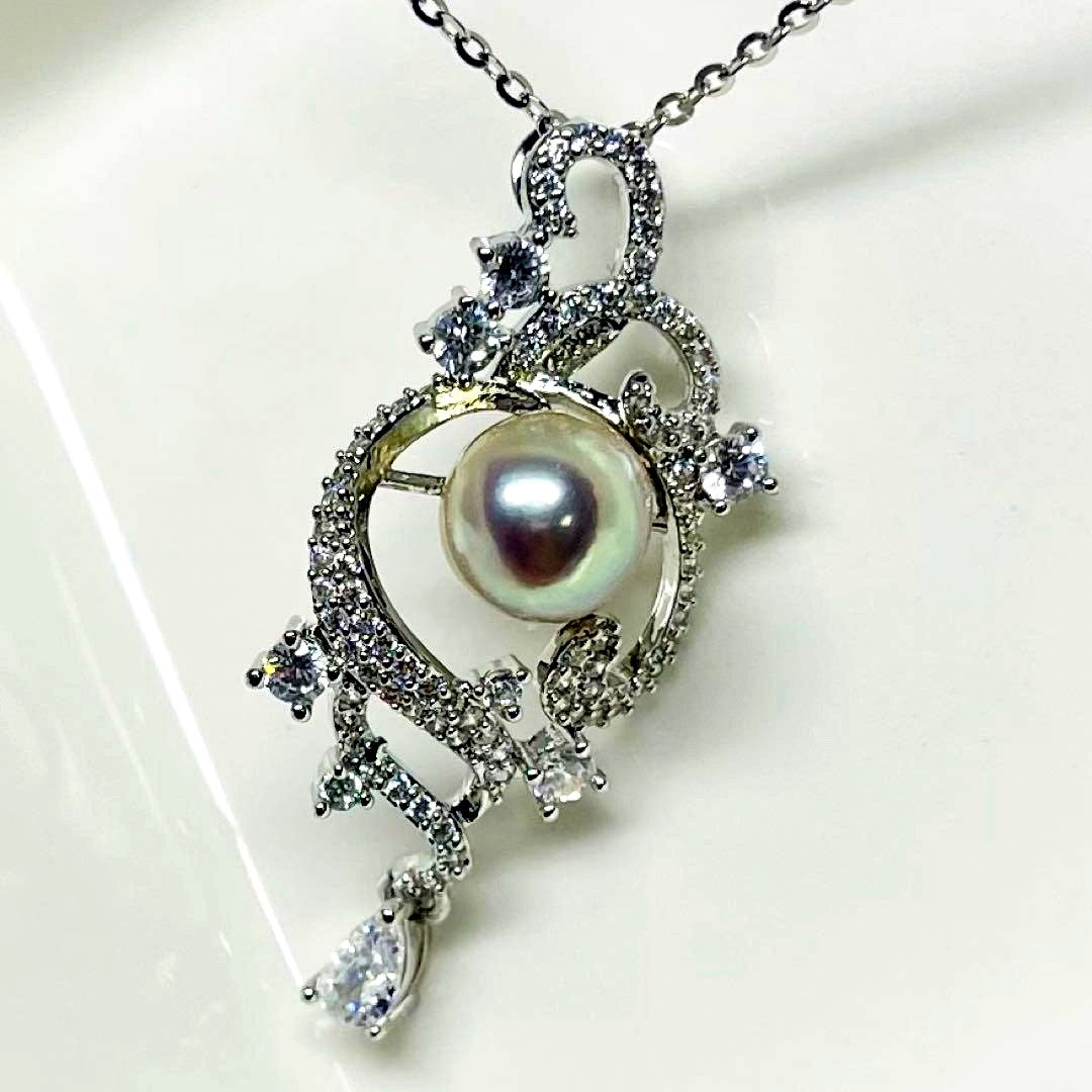 Akoya pearl necklace with 7.5mm unbleached pearls and silver S925 engraved clasp in blue color