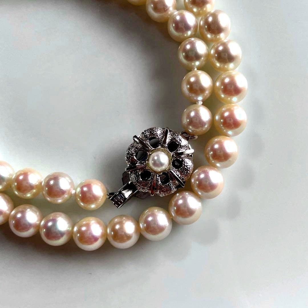 Akoya pearl necklace with 6.5-7.0mm white pearls, silver clasp, 43.5cm length, showing pink and green shimmer colors