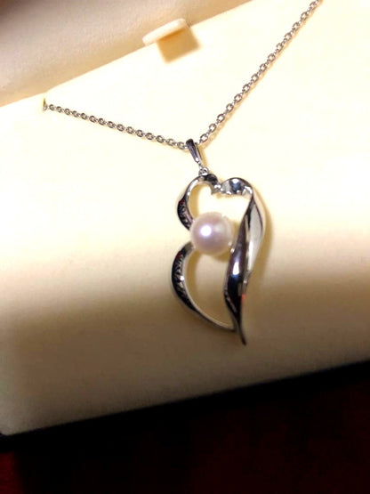 Mikimoto Pearl Necklace featuring a silver 925 link chain with a single pearl pendant