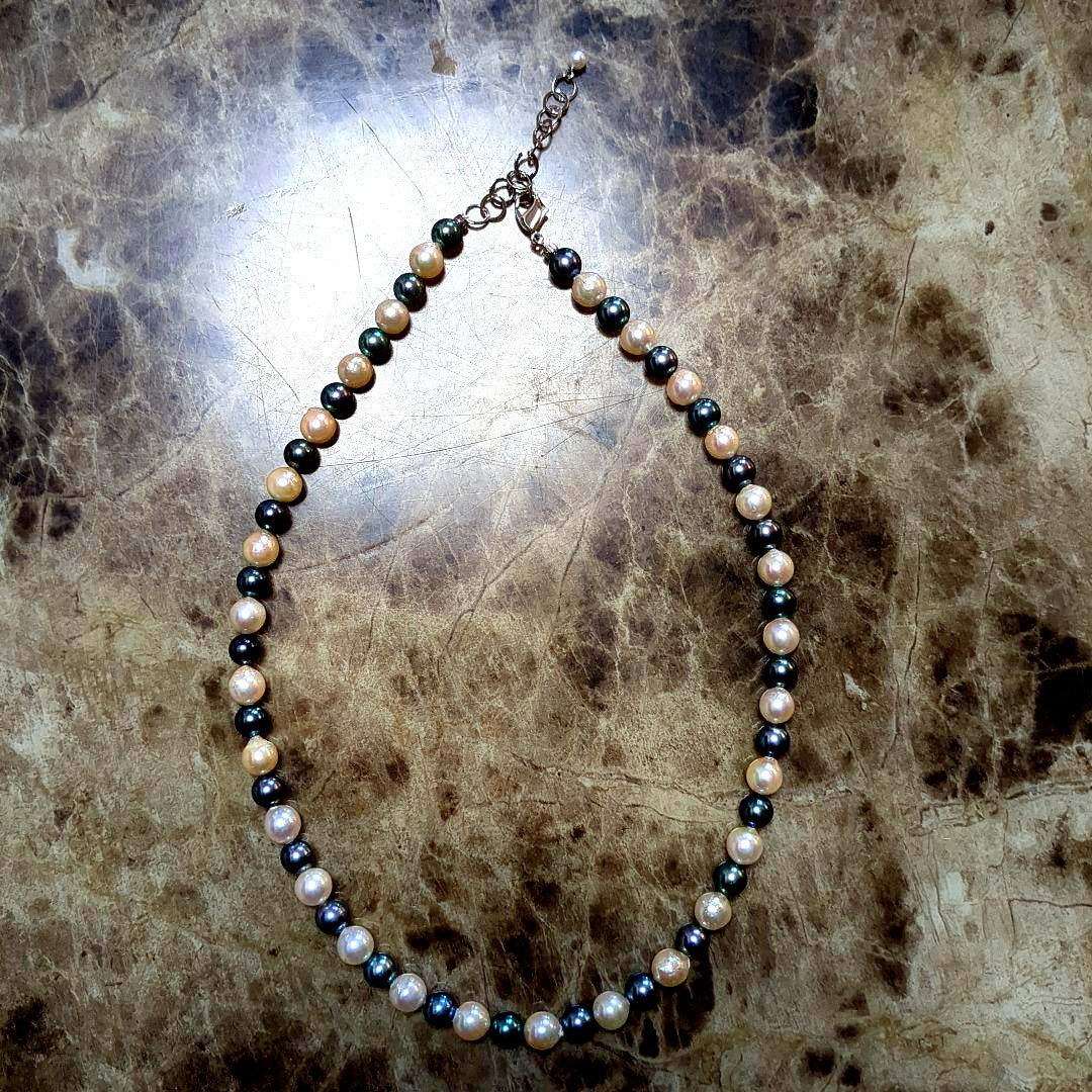 Multi-color Akoya pearl necklace with 925 stamp, length approximately 42 to 46 cm