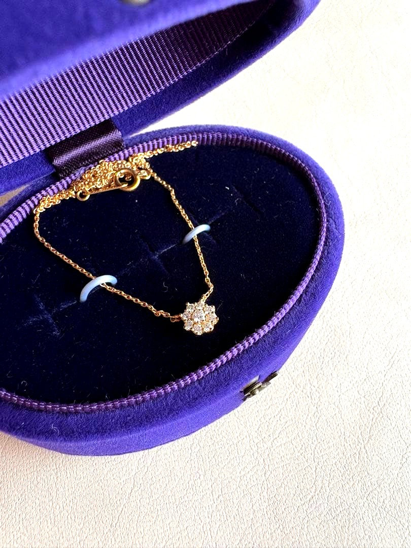 Bellesiora Diamond Necklace in gold K18 featuring sparkling diamonds on a delicate chain