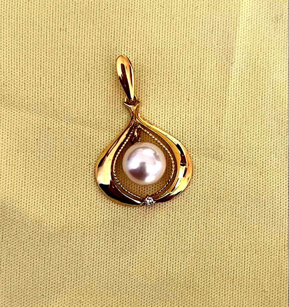 Tasaki Pearl Diamond Pendant Top in yellow gold featuring a 7mm pearl and small diamond