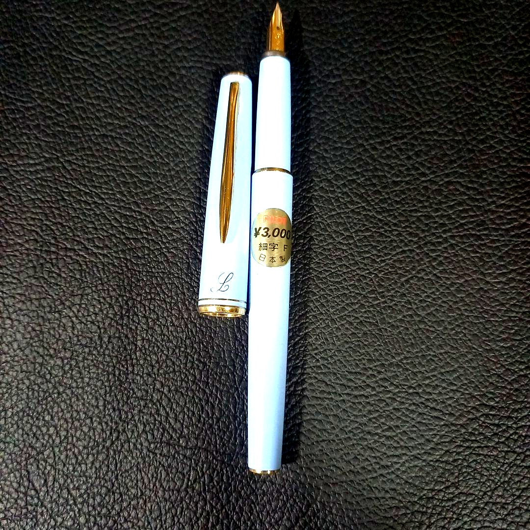 Pilot Lady discontinued vintage fountain pen H184 1984 model, fine golden point, shown without ink
