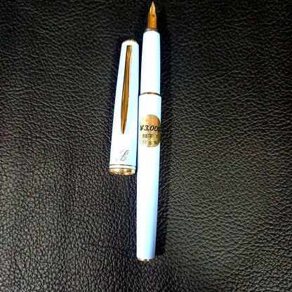 Pilot Lady discontinued vintage fountain pen H184 1984 model, fine golden point, shown without ink