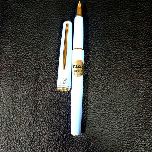 Pilot Lady discontinued vintage fountain pen H184 1984 model, fine golden point, shown without ink