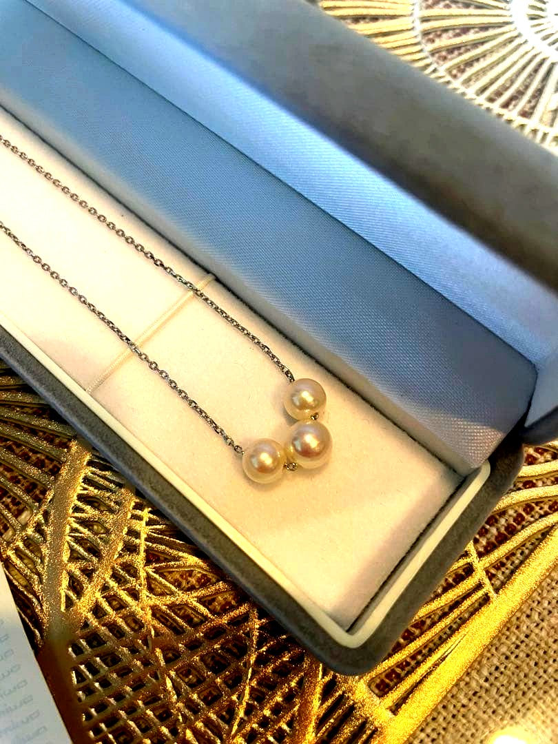 Akoya pearl necklace pendant with good luster displayed on a white background