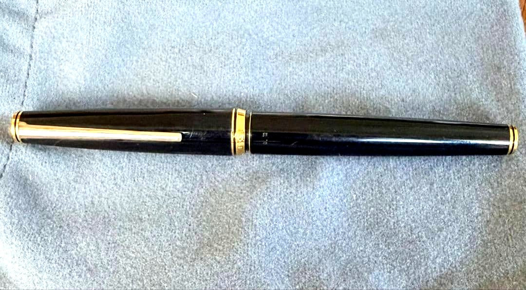 Pilot Fountain Pen with 18K 750 gold extra fine nib in black and gold finish