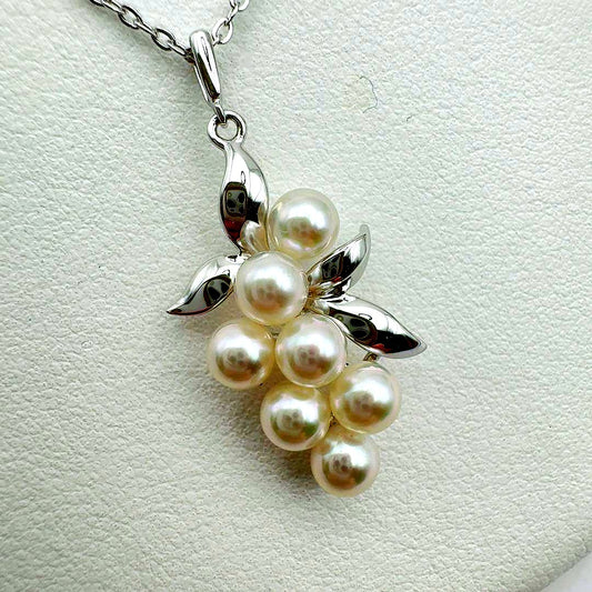 MIKIMOTO Necklace featuring 5mm pearls with 2.7cm pendant and 43cm chain in elegant design