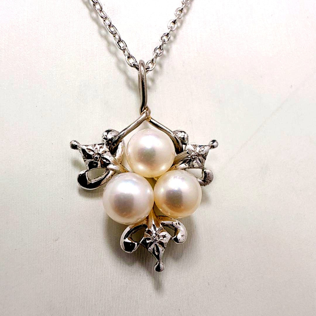 Mikimoto silver necklace featuring three Akoya pearls on a 40cm chain