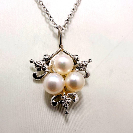 Mikimoto silver necklace featuring three Akoya pearls on a 40cm chain