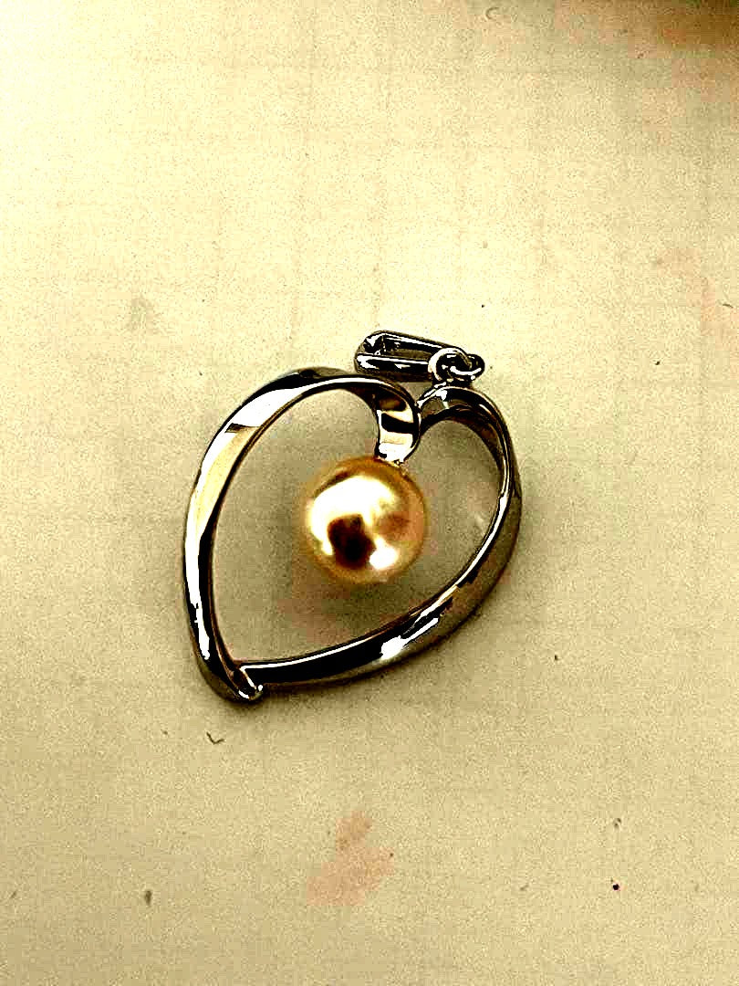 Mikimoto silver necklace pendant featuring one small pearl with S mark in used condition