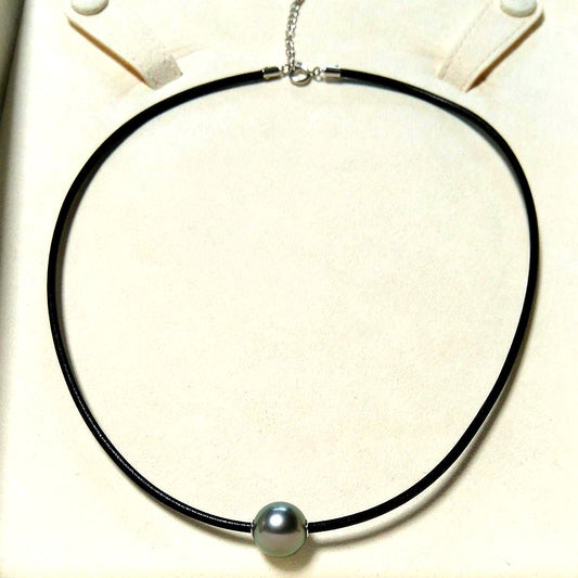 Mikimoto gray choker necklace featuring a single movable pearl, adjustable length 39 to 43 centimeters