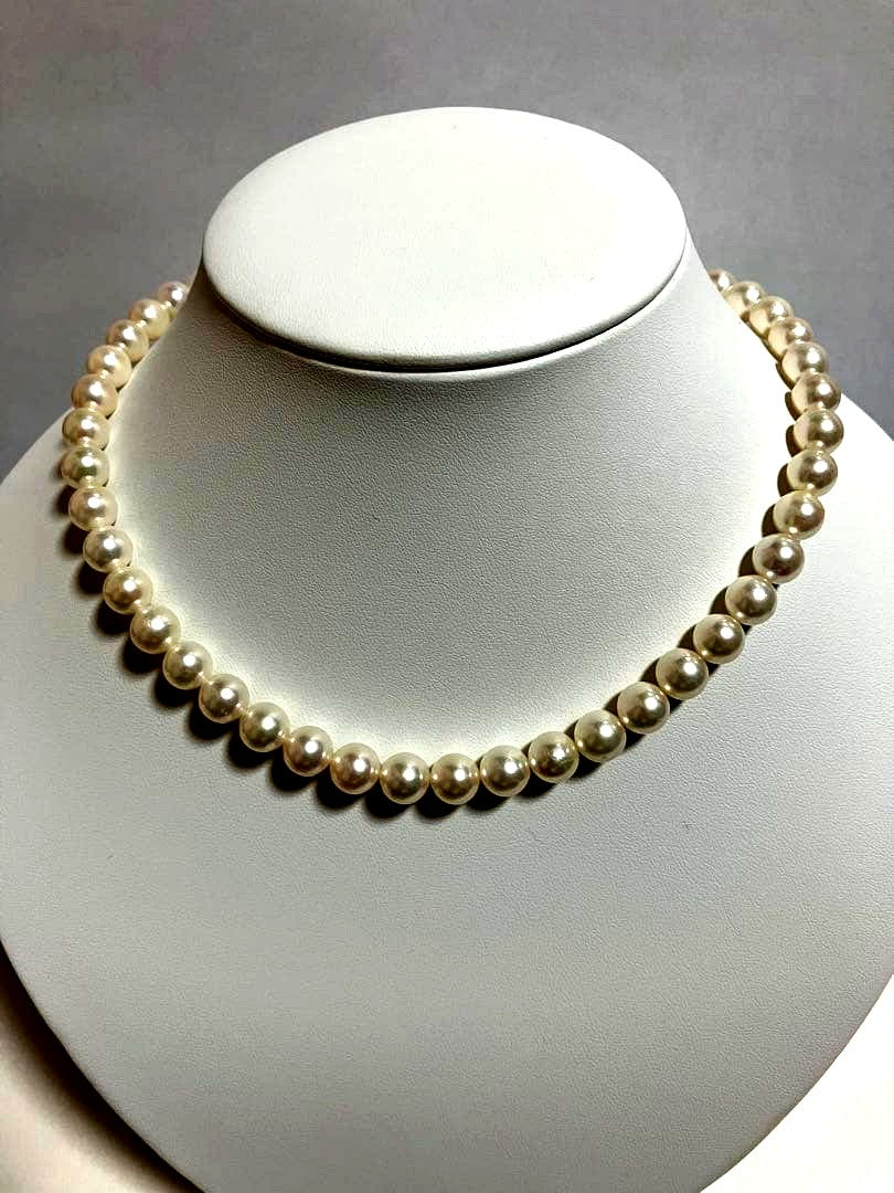 Akoya pearl necklace featuring 8.5-9mm round pearls, 42.5 cm length, displayed on white background
