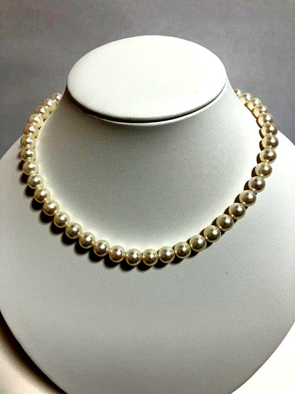 Akoya pearl necklace featuring 8.5-9mm round pearls, 42.5 cm length, displayed on white background