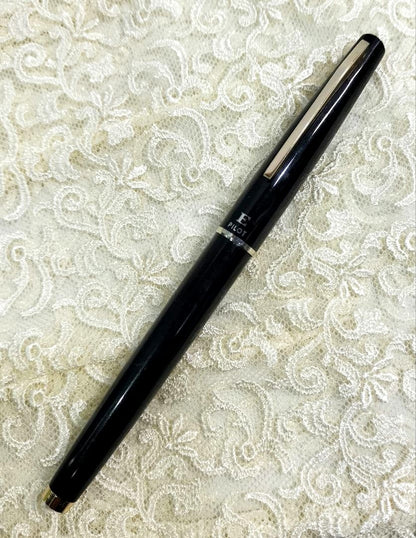 Pilot E fountain pen with 14K nib showing replaced ink and used condition
