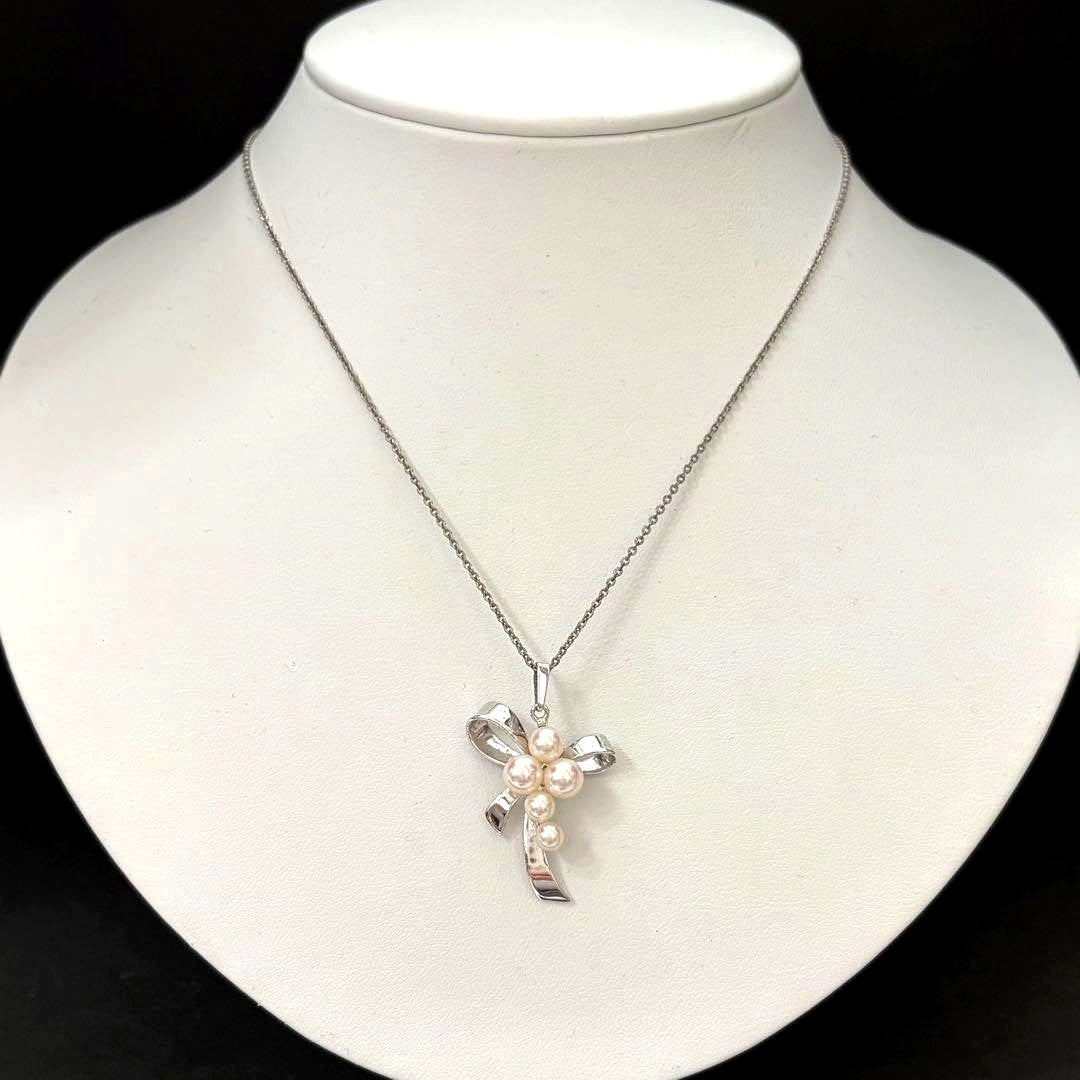 Mikimoto silver necklace featuring a ribbon design with 5 Akoya pearls ranging from 4.0mm to 5.6mm