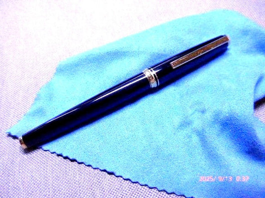 Pilot Deluxe fountain pen with 14K gold nib, black metal body, and gold-plated clip and ring
