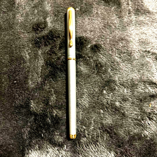 Used PILOT Pavé silver fountain pen with gold clip and metal body